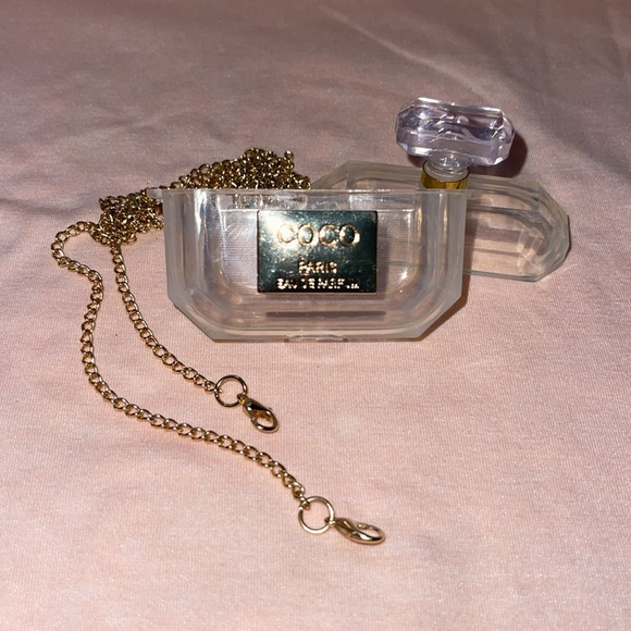 NWOT Designer Inspired AirPod Pro case w/ chain - Picture 5 of 5